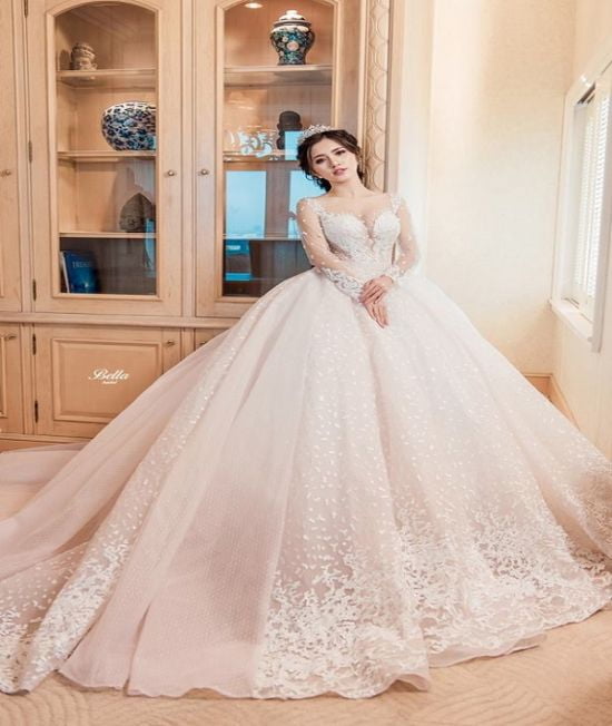 Chọn váy cưới đẹp cho lễ cưới tại nhà hàng